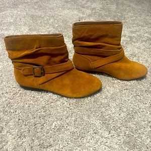 Short brown boots